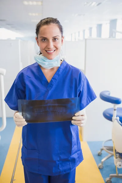 Happy tandläkaren undersöker en röntgen — Stockfoto