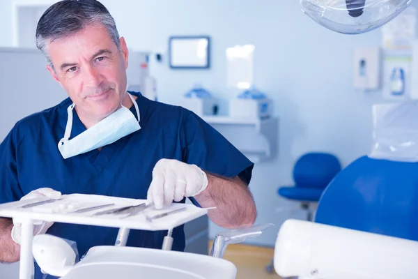Зубной врач забирает инструмент — стоковое фото