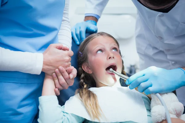Dentista com assistente examinando dentes meninas — Fotografia de Stock