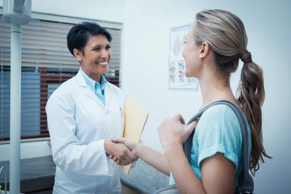 Dentista femminile che stringe la mano alla donna — Foto Stock