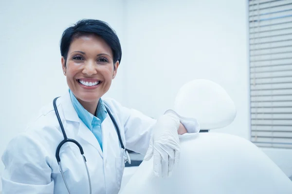 笑顔の女性歯科医の肖像画 — ストック写真
