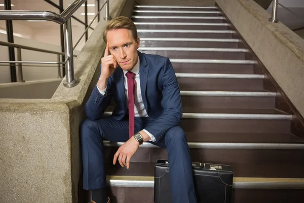 Gestresster Geschäftsmann sitzt auf Stufen — Stockfoto