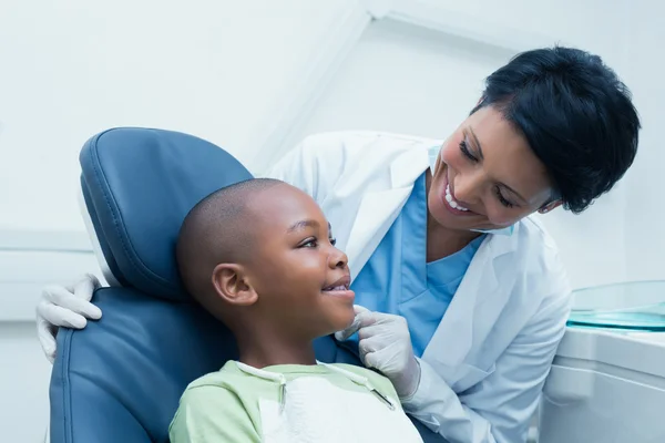 女牙医检查男孩孩子的牙齿 — 图库照片
