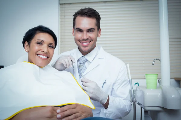 歯科検診を待っている笑顔の女性 — ストック写真