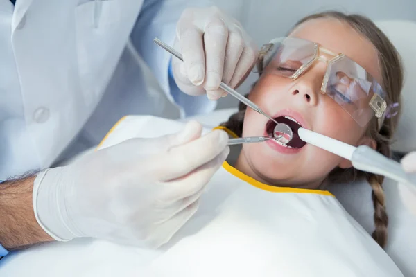 Close up de menina ter seus dentes examinados — Fotografia de Stock