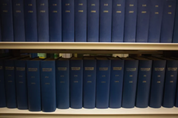 Volúmenes de libros en librería en biblioteca — Foto de Stock