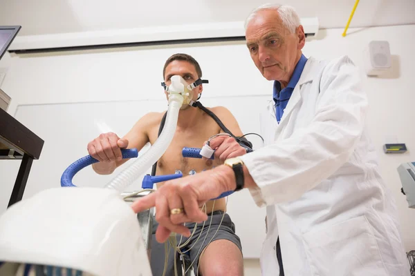 Doctor with man doing fitness test — Stock Photo, Image