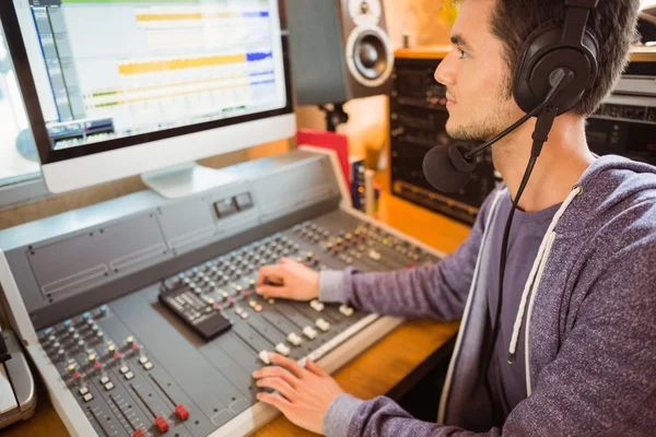 Retrato de un estudiante universitario mezclando audio — Foto de Stock