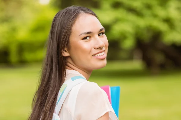 Portret van een student met een schoudertas glimlachend en houden van bo — Stockfoto