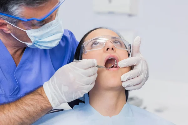 Dentista examinando um paciente — Fotografia de Stock