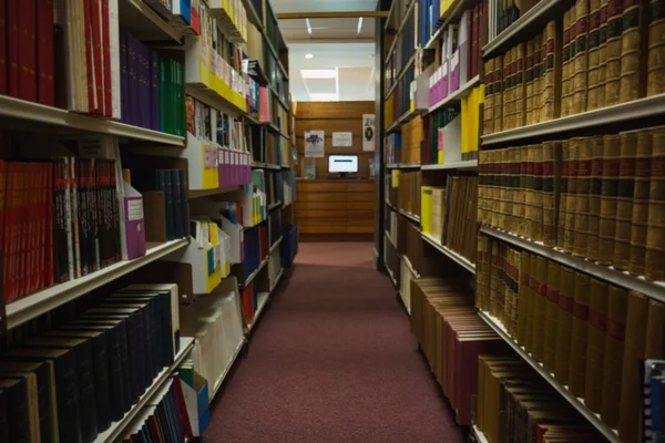 Fileiras de estantes na biblioteca — Fotografia de Stock