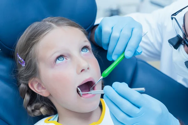 Male dentist examining girls teeth — Stock Photo, Image