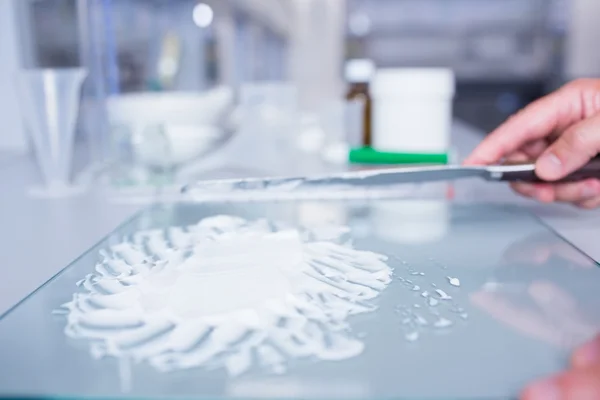 Nahaufnahme eines Biochemikers bei der Herstellung von Medikamenten — Stockfoto