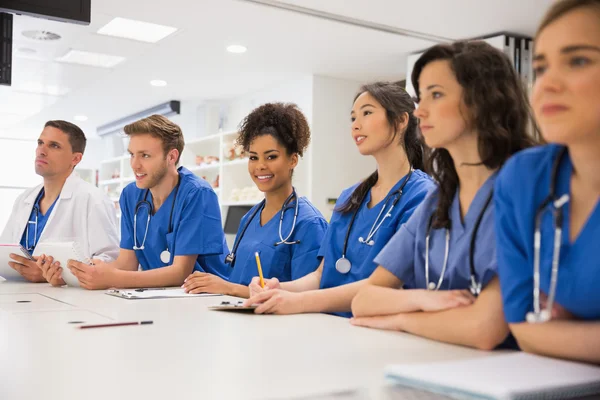 Medisch student glimlachen naar de camera tijdens de les — Stockfoto