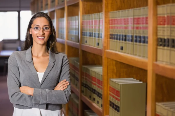Ładny prawnik w bibliotece prawa — Zdjęcie stockowe