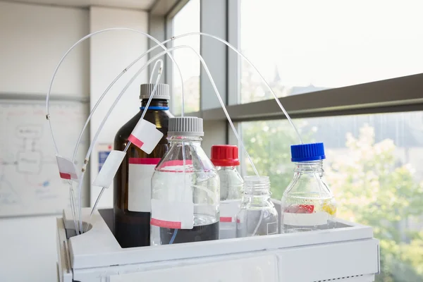 Experimento científico con frascos de productos químicos —  Fotos de Stock