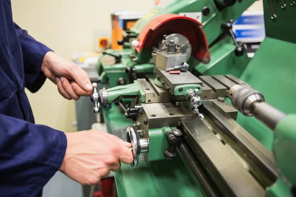 Engineering student using heavy machinery — Stock Photo, Image