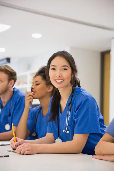 Estudiante de medicina sonriendo a la cámara durante la clase — Foto de Stock