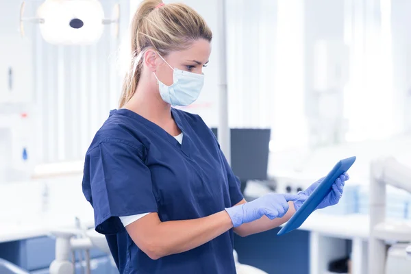 Dentiste en masque et gommages bleus — Photo