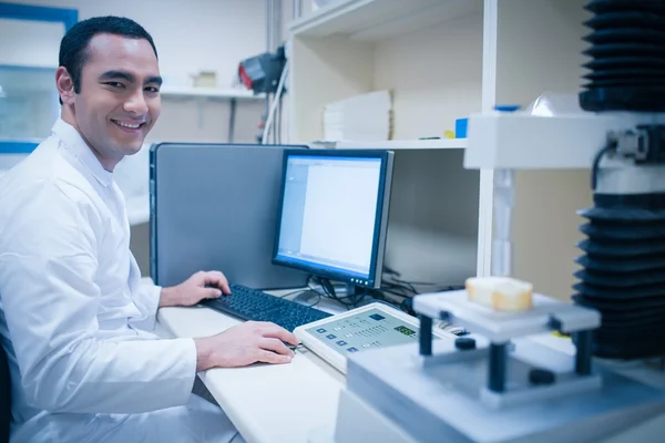 Cientista alimentar usando a tecnologia para analisar o pão — Fotografia de Stock