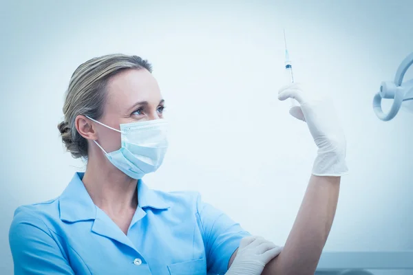 Dentista femenino sosteniendo inyección —  Fotos de Stock