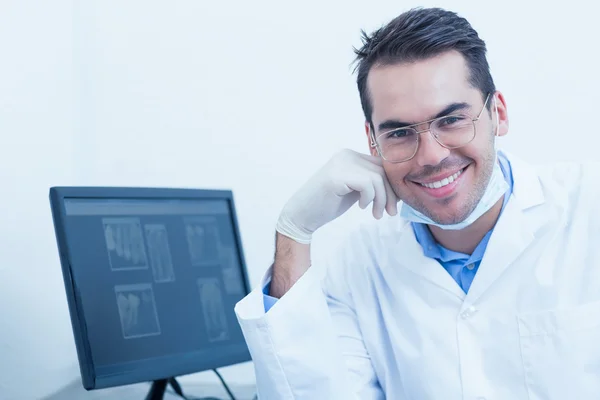 Sorrindo dentista masculino com computador — Fotografia de Stock