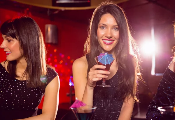 Půvabná brunetka pít koktejl — Stock fotografie