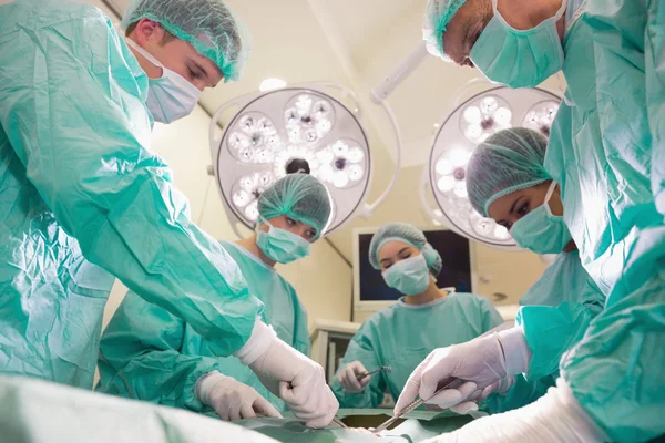 Estudantes de medicina praticando cirurgia em modelo — Fotografia de Stock