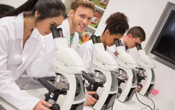 Medische studenten werken met Microscoop — Stockfoto