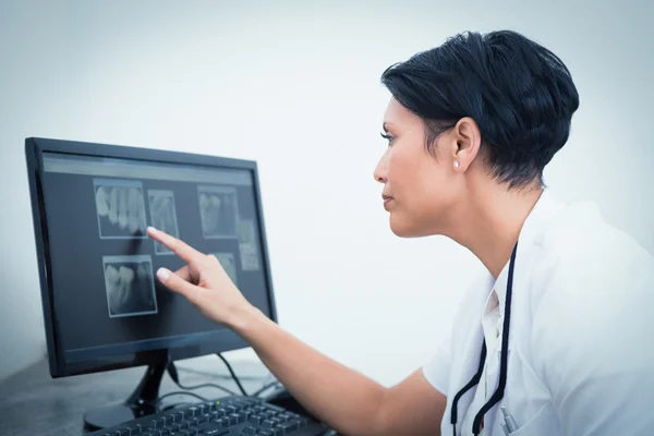 Dentista femminile guardando i raggi X sul computer — Foto Stock