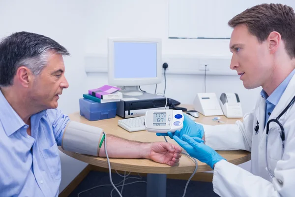 Arzt im Gespräch mit seinem Patienten — Stockfoto