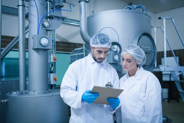 Lebensmitteltechniker arbeiten zusammen — Stockfoto