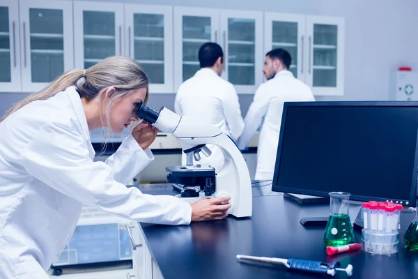 Estudante de ciências trabalhando com microscópio no laboratório — Fotografia de Stock