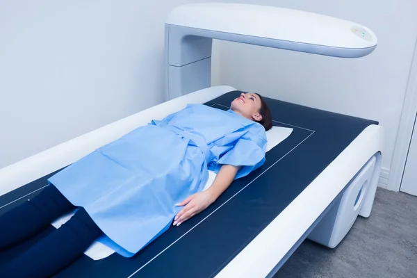Mulher doente deitada numa máquina de raios-X — Fotografia de Stock