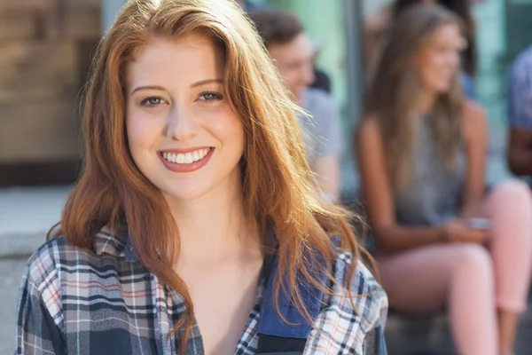 Hübsche Studentin lächelt draußen in die Kamera — Stockfoto