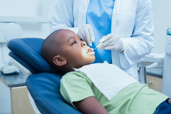Chlapec s jeho zuby vyšetřit zubař — Stock fotografie
