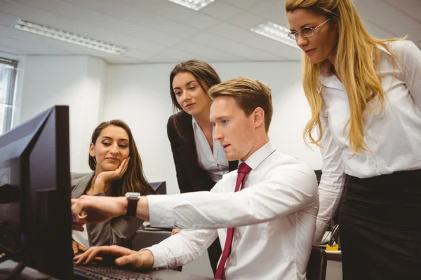 Équipe d'affaires occasionnelle travaillant ensemble — Photo