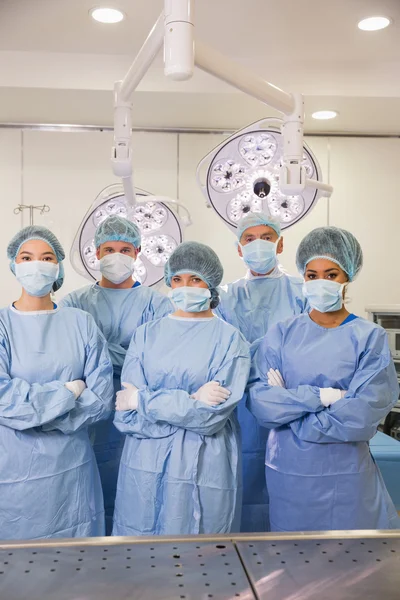 Medical students in operating theater — Stock Photo, Image