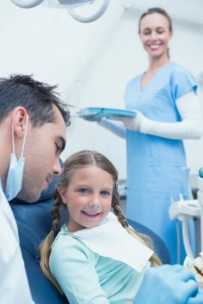 Maschio dentista insegnamento ragazza — Foto Stock