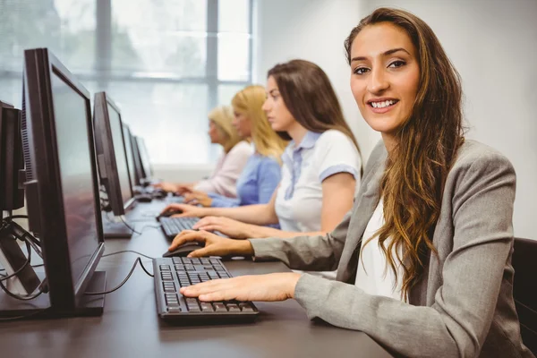 Mulher feliz na sala de informática — Fotografia de Stock