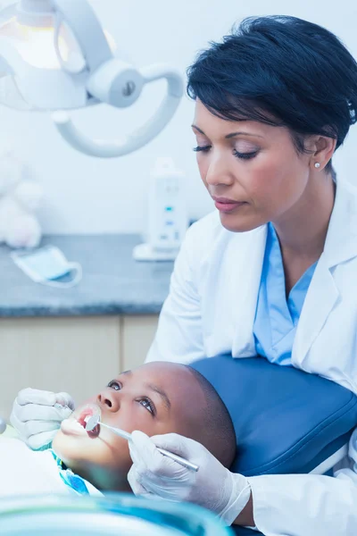 Female dentist examining boys teeth — Stock Photo, Image