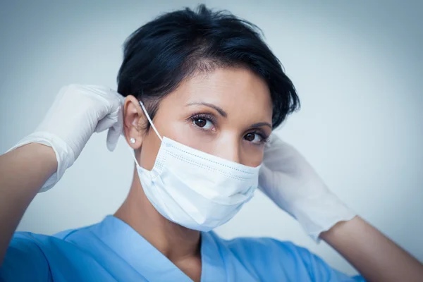 Dentiste féminine portant un masque chirurgical — Photo