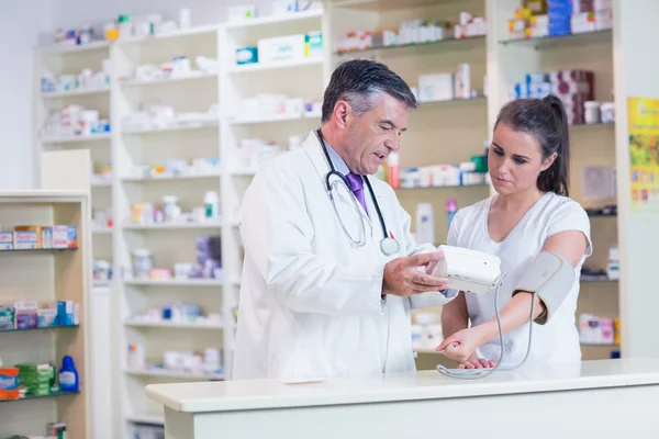 Pharmacist showing patient her blood — Stock Photo, Image