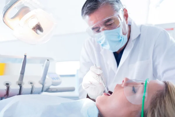 Dentista che esamina un paziente denti — Foto Stock