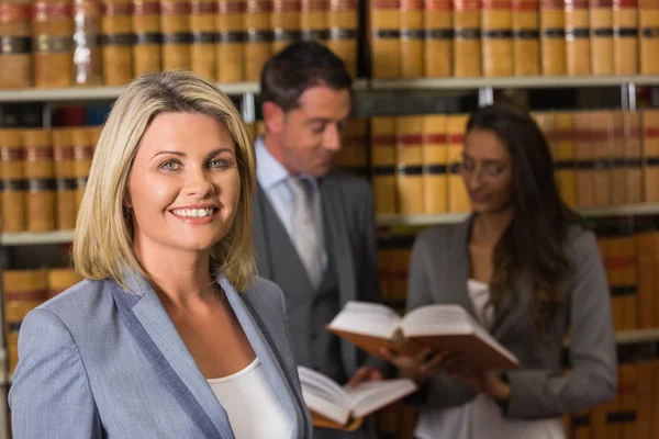 Advogados na biblioteca de direito — Fotografia de Stock