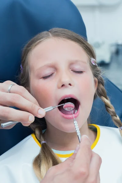 Primer plano de la chica que tiene sus dientes examinados — Foto de Stock