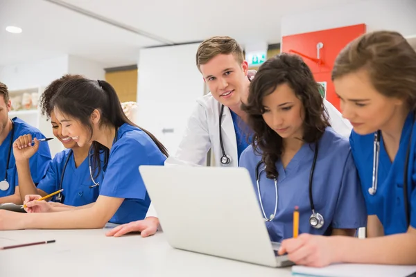 Estudiante de medicina sonriendo a la cámara durante la clase —  Fotos de Stock