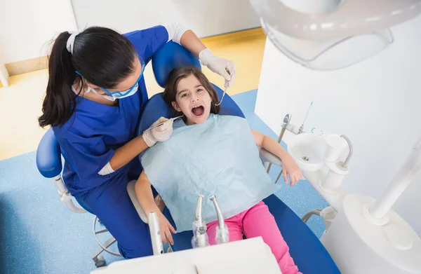 Dentysta bada jej pacjenta z usta otworzyć — Zdjęcie stockowe
