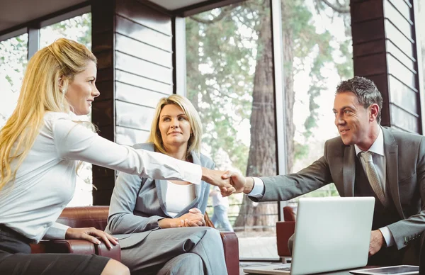 Gente de negocios haciendo un trato en una reunión — Foto de Stock