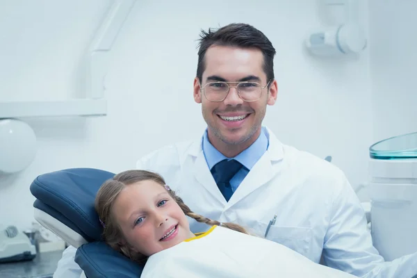 Dentista masculino examinando dentes meninas — Fotografia de Stock